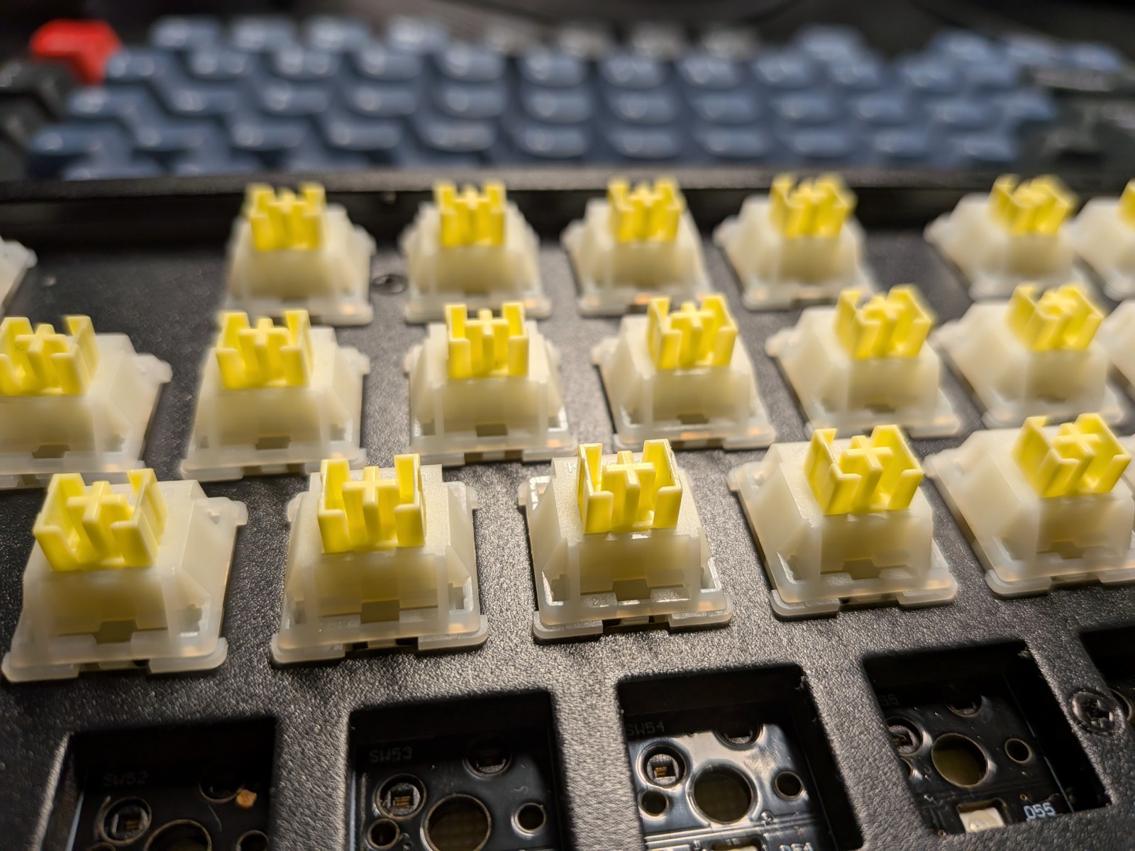 Abbildung 1: Keychron K8 Pro wird auf gelbe “Banana”-Schalter umgebaut.