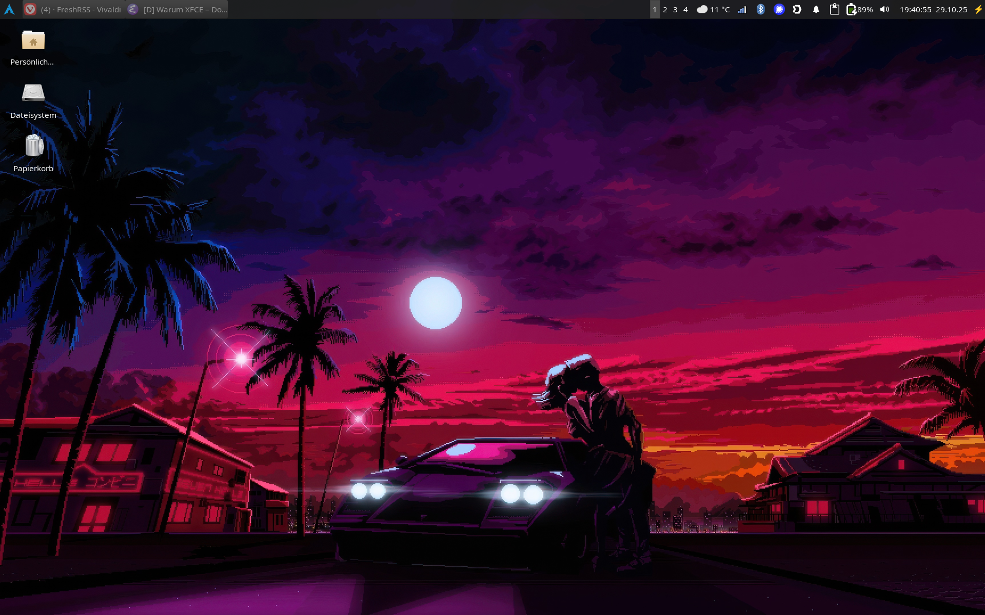 XFCE-Desktop. Hintergrundbild: Eine nächtliche Szene im Retrowave-Stil zeigt ein Paar, das sich vor einem futuristischen Auto unter einem leuchtenden Vollmond befindet, umgeben von Palmen und Neonlichtern.